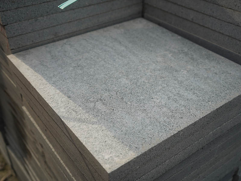如何使用芝麻黑石材的糙面板？